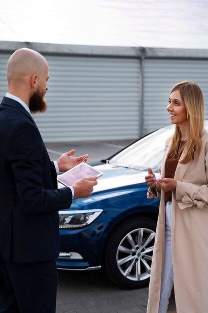 Mujer independiente financiera comprando auto nuevo