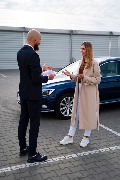 Mujer independiente financiera comprando auto nuevo