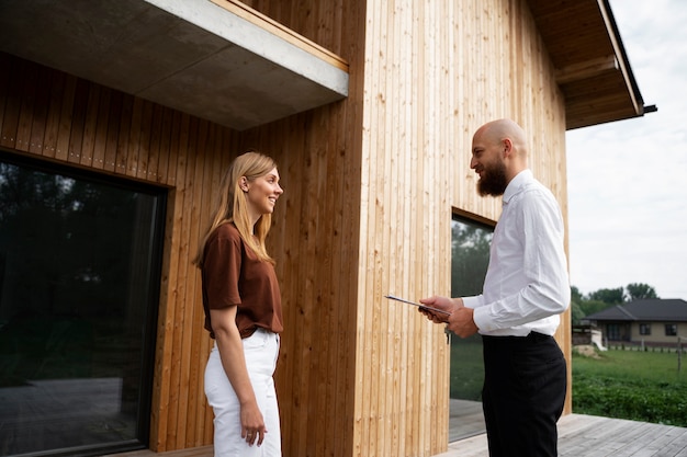 Foto gratuita mujer independiente financiera comprando casa nueva