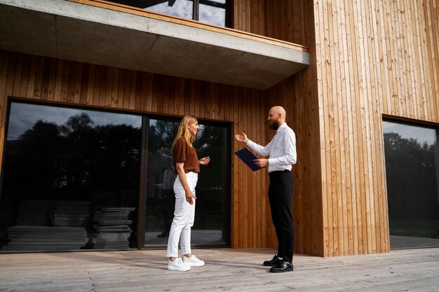 Mujer independiente financiera comprando casa nueva