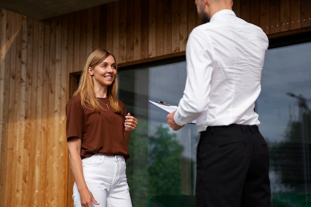 Mujer independiente financiera comprando casa nueva