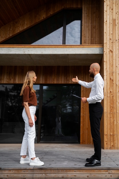 Foto gratuita mujer independiente financiera comprando casa nueva