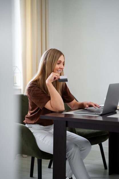 Mujer independiente financiera comprando casa nueva