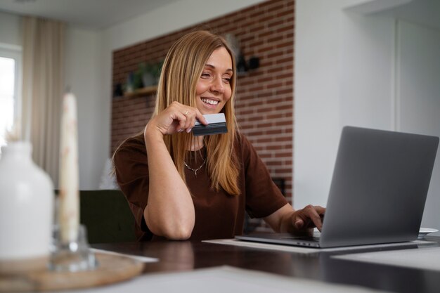 Mujer independiente financiera comprando casa nueva