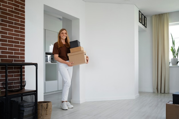 Mujer independiente financiera comprando casa nueva