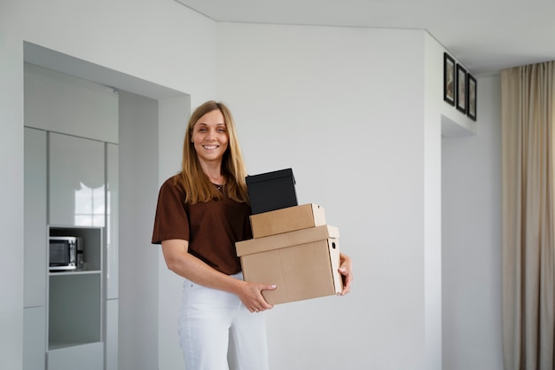 Mujer independiente financiera comprando casa nueva