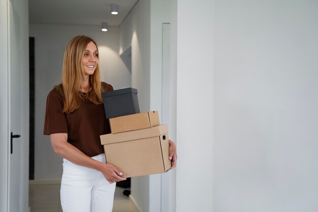 Mujer independiente financiera comprando casa nueva