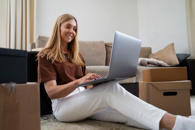 Mujer independiente financiera comprando casa nueva