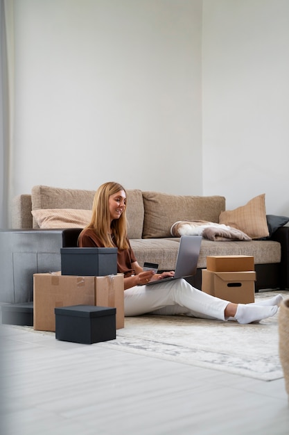 Mujer independiente financiera comprando casa nueva