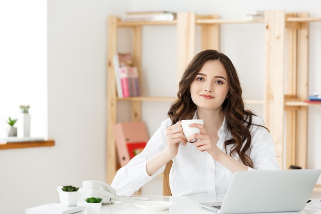 Mujer independiente o mujer de negocios utiliza laboratorio trabajando en el concepto de tecnología y negocios de oficina moderna