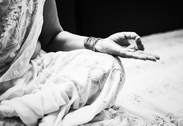 Una mujer india meditando