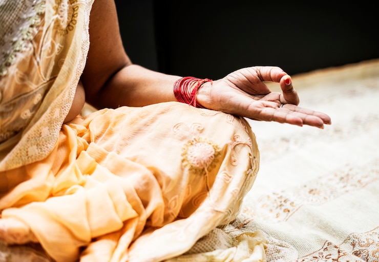Foto gratuito una mujer india meditando