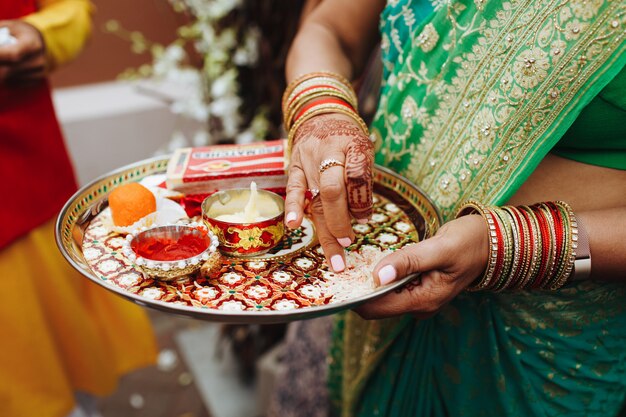 Mujer India sosteniendo una bandeja