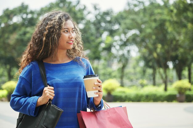 Mujer indonesia caminando en la calle después de ir de compras