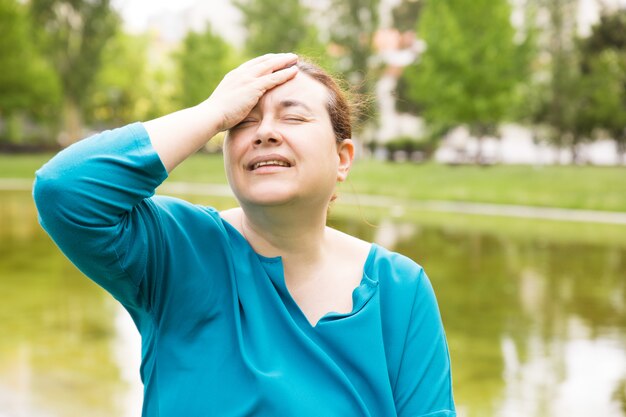 Mujer infeliz frustrada que sufre de dolor de cabeza