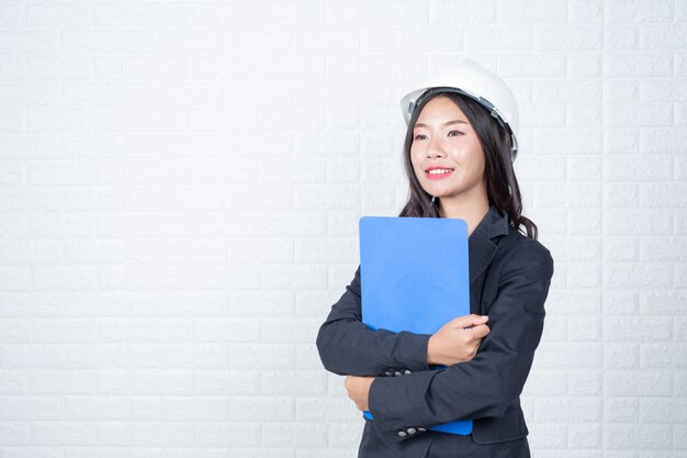 Mujer de ingenieria con documentos