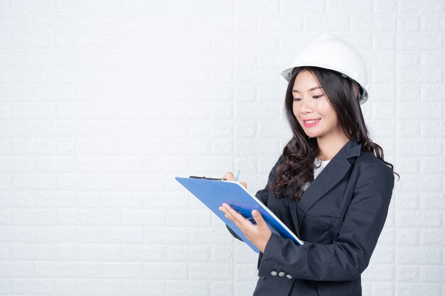 Mujer de ingenieria con documentos