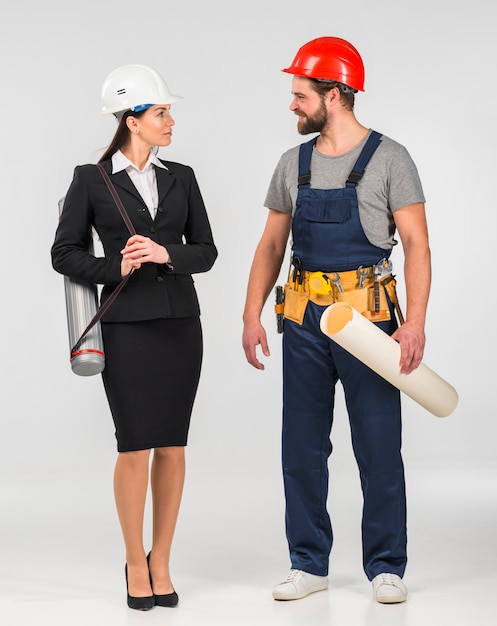 Mujer ingeniero y constructor hablando