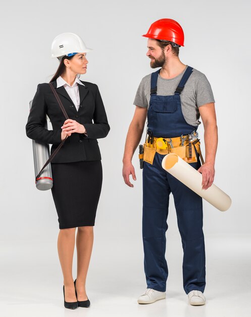 Mujer ingeniero y constructor hablando