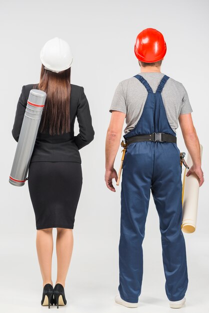 Mujer ingeniero en traje de pie con constructor