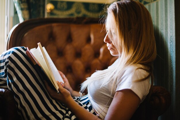 Mujer inmersa en libro de lectura