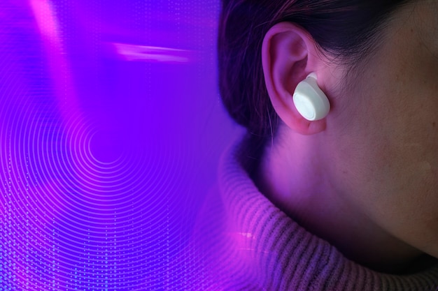 Mujer de innovación de gadgets musicales con tecnología de entretenimiento de auriculares inalámbricos remezclado de medios