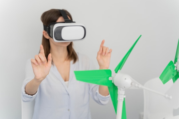 Mujer innovando la energía eólica en estilo de realidad virtual