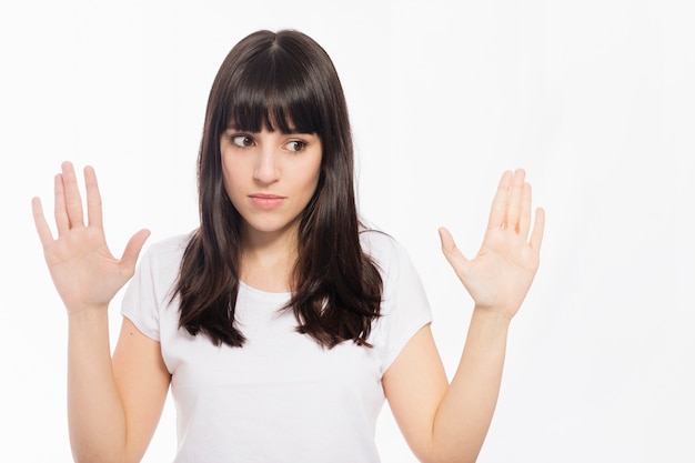 Mujer insatisfecha gesticulando con las manos