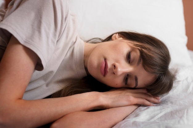 Foto gratuita mujer insegura en la cama de alto ángulo