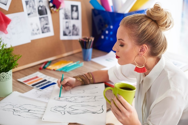 Foto gratuita la mujer se inspiró en los diseñadores de fama mundial