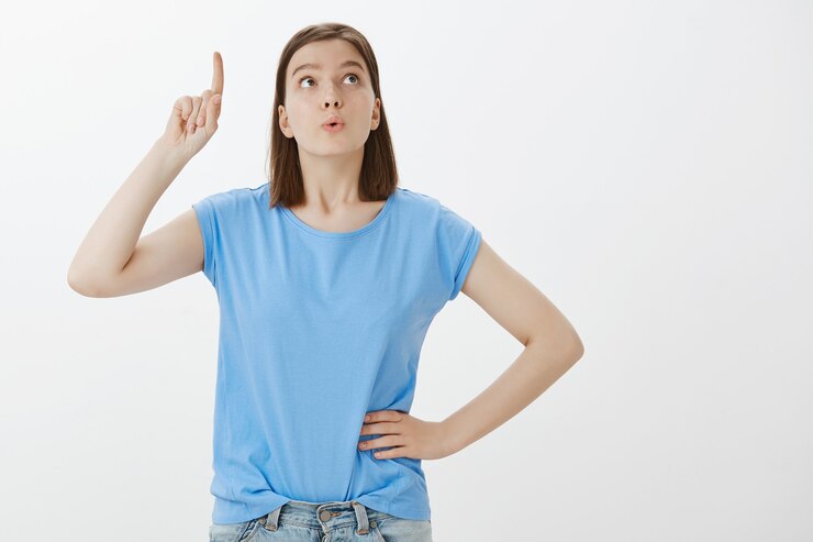 Foto gratuito mujer inteligente emocionada tiene una buena idea, levanta el dedo, sugiere un plan