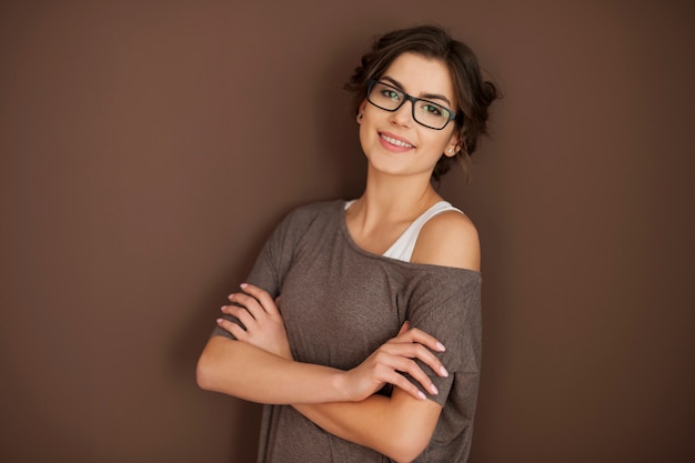 Mujer inteligente con gafas de moda