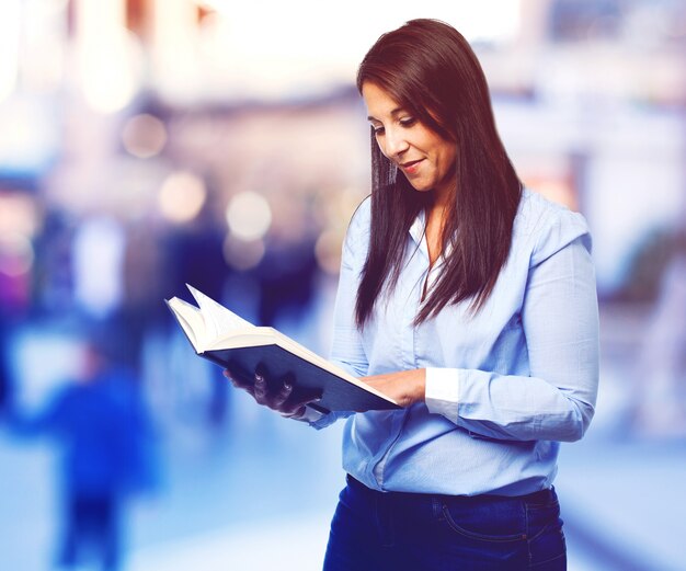 Foto gratuita mujer inteligente leyendo un libro