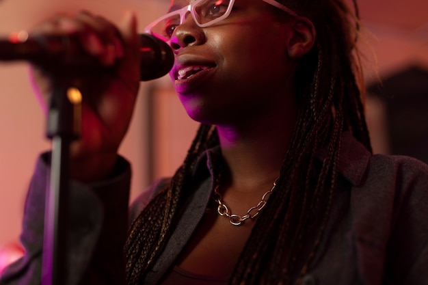 Mujer interpretando música en vivo en un evento local.