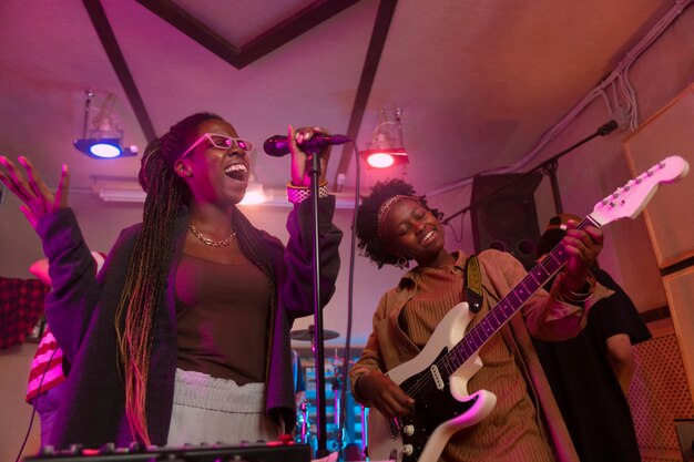 Mujer interpretando música en vivo en un evento local.