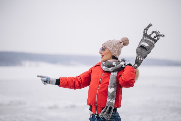 Mujer en invierno afuera por el lago