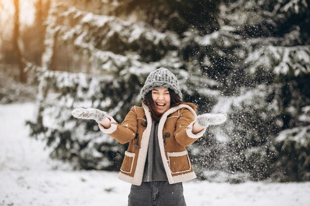 Mujer en invierno afuera