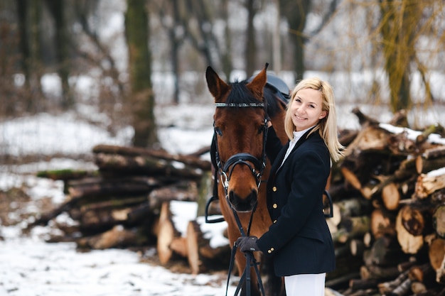 Mujer en invierno con caballo