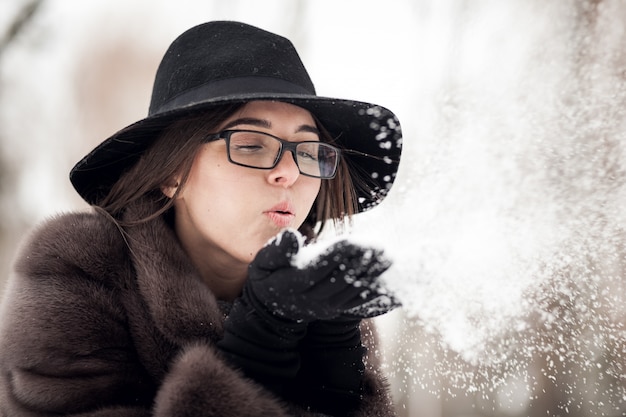 Foto gratuita mujer invierno joven chica feliz