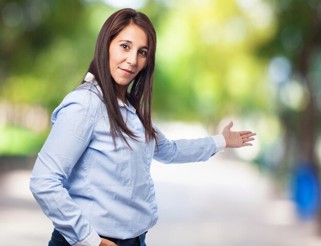 Mujer invitando a pasar con la mano