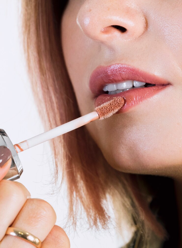 Foto gratuito mujer irreconocible aplicar lápiz labial