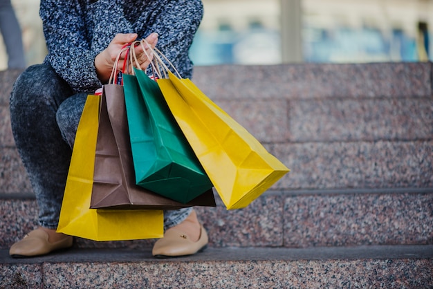 Foto gratuita mujer irreconocible con bolsas de la compra