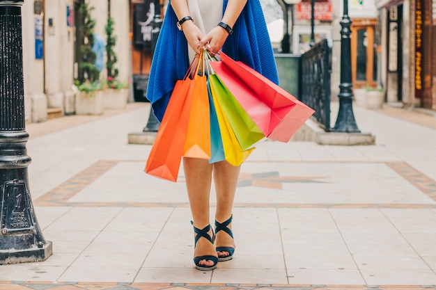 Mujer irreconocible con bolsas de la compra