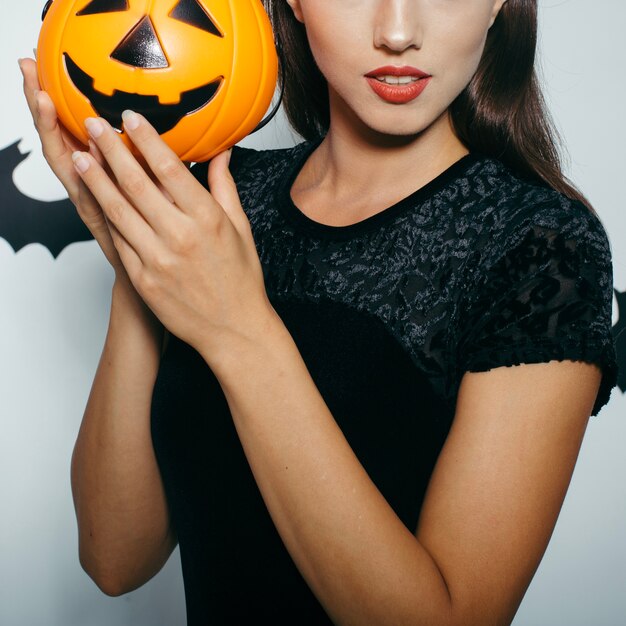 Mujer irreconocible con calabaza