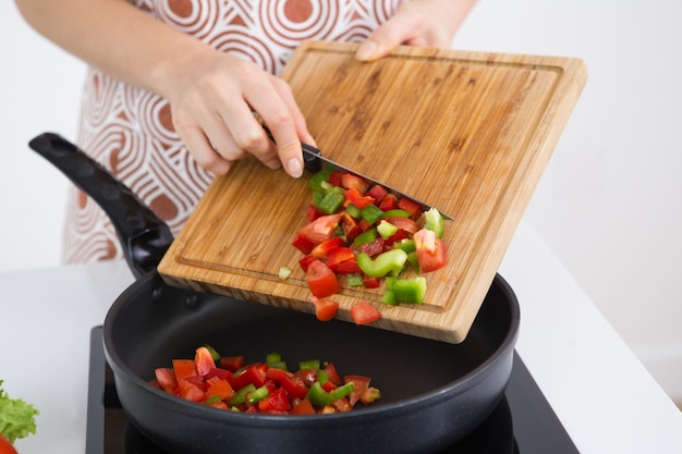 Foto gratuita mujer irreconocible cocinar guiso de verduras