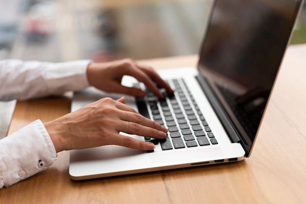 Foto gratuita mujer irreconocible escribiendo en la computadora portátil