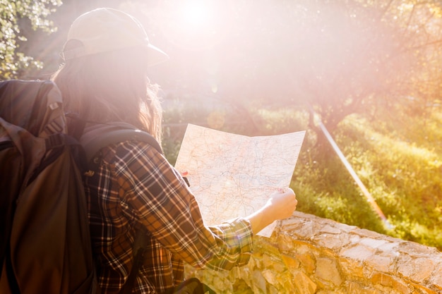 Mujer irreconocible leyendo mapa