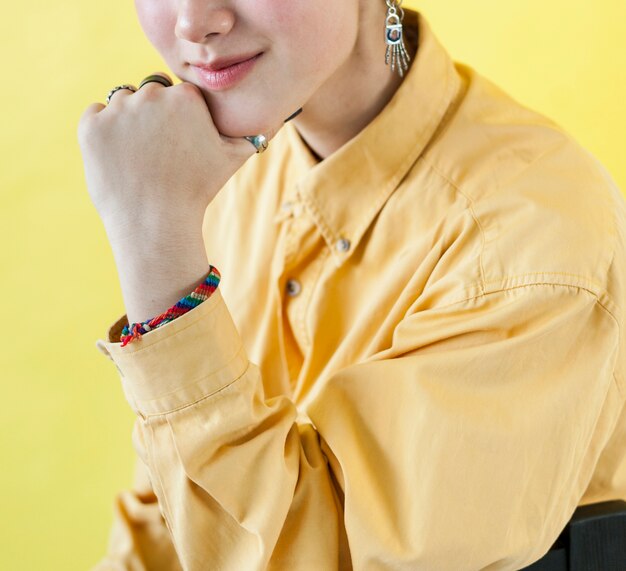 Mujer irreconocible posando en studio