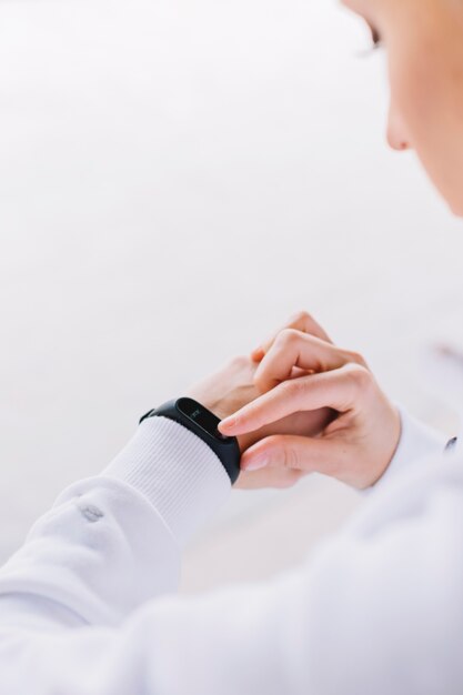 Mujer irreconocible que controla el reloj inteligente