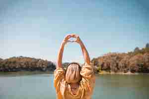 Foto gratuita mujer irreconocible que muestra gesto de corazón